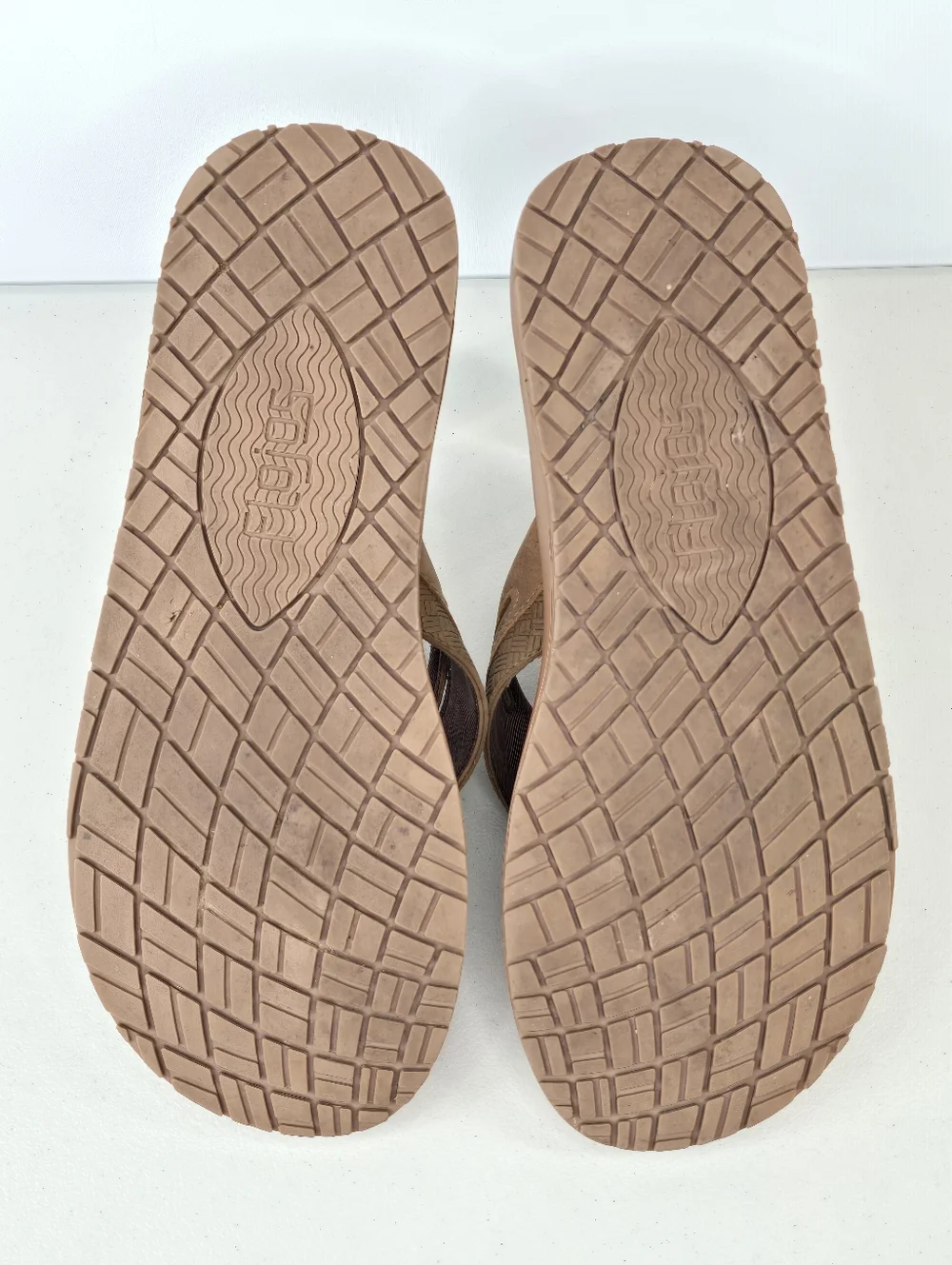 Men's Flojos Just Hangin' Out Flip Flops Tan Memory Foam Sandals Size 10
